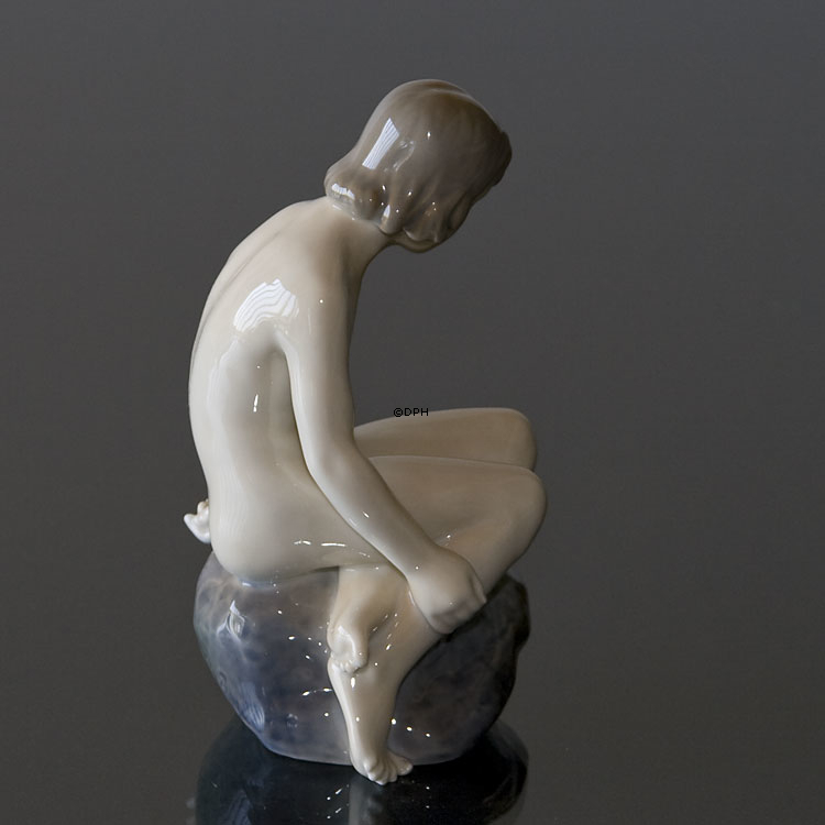 Mädchen auf dem Stein, die unten schaut, Royal Copenhagen Figur Nr. 4027