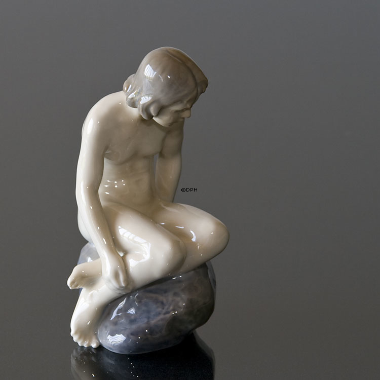 Mädchen auf dem Stein, die unten schaut, Royal Copenhagen Figur Nr. 4027