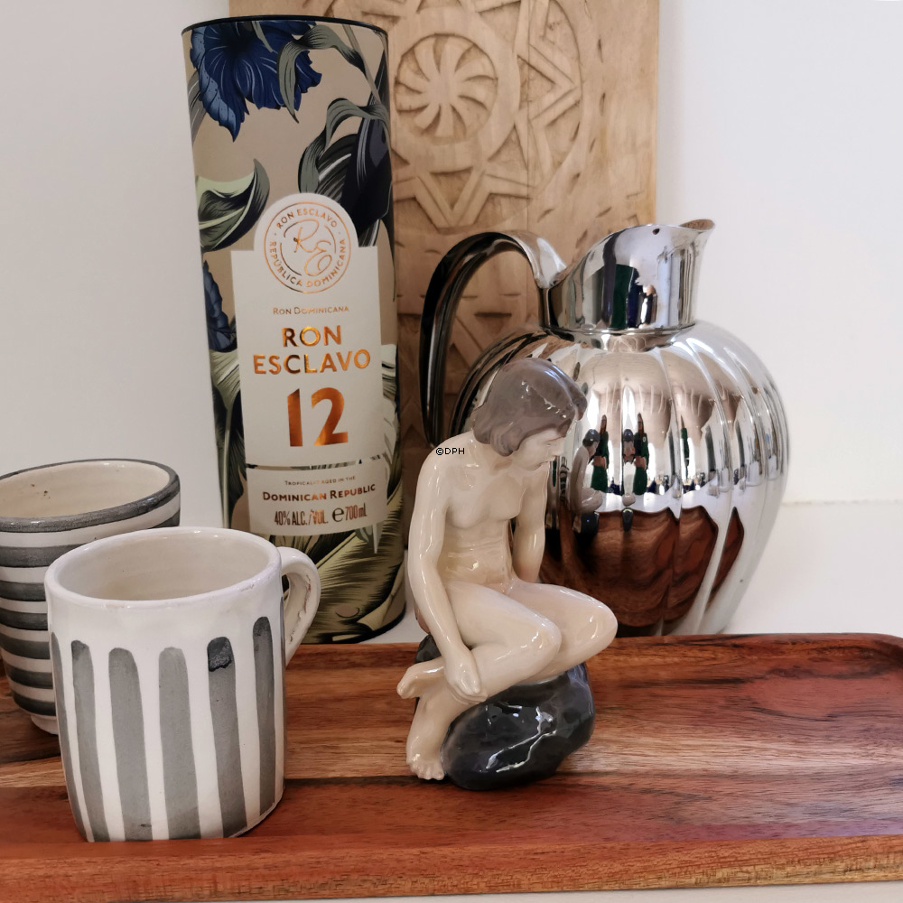 Mädchen auf dem Stein, die unten schaut, Royal Copenhagen Figur Nr. 4027