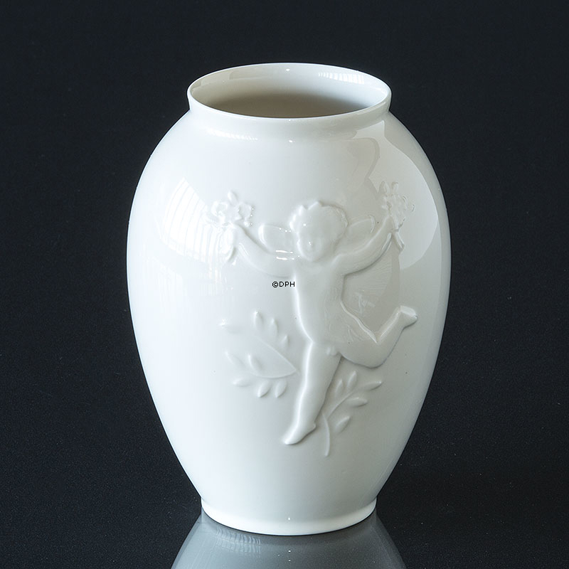Weiße Vase Royal Copenhagen mit Cherub und Satyr Nr. 4119