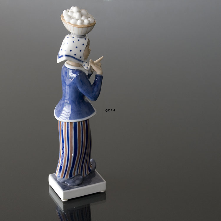 Die Frau und die Eier, Royal Copenhagen Figur Nr. 4418