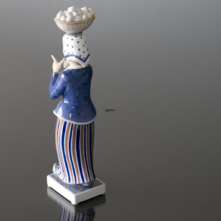 Die Frau und die Eier, Royal Copenhagen Figur Nr. 4418
