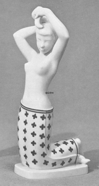 Mädchen flicht ihr Haar, Royal Copenhagen Figur Nr. 4424