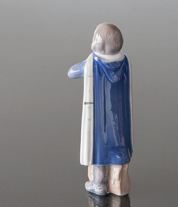 Schulmädchen kleidet sich für die Schule an, Royal Copenhagen Figur Nr. 4503