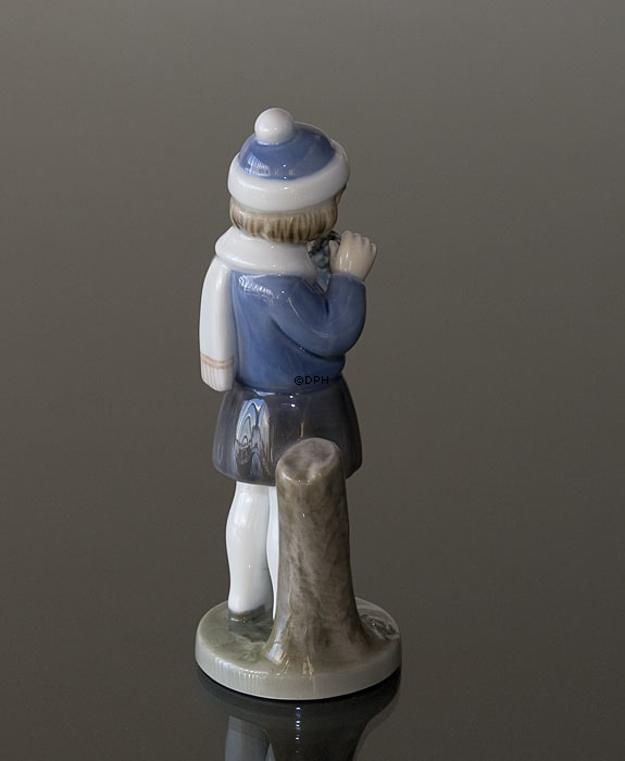 Mädchen mit kleinen Blumen, März, Royal Copenhagen monatliche Figur Nr. 4525