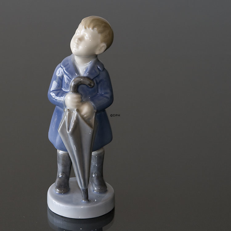 Junge mit Regenschirm, April, Royal Copenhagen monatliche Figur Nr. 4526