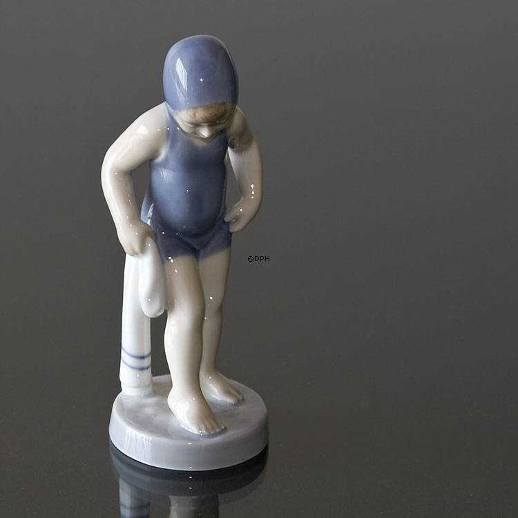 Mädchen badet, Juli, Royal Copenhagen monatliche Figur Nr. 4529