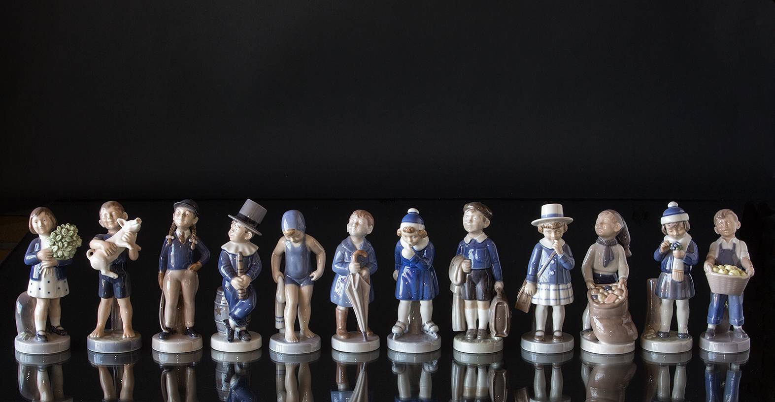 Mädchen badet, Juli, Royal Copenhagen monatliche Figur Nr. 4529