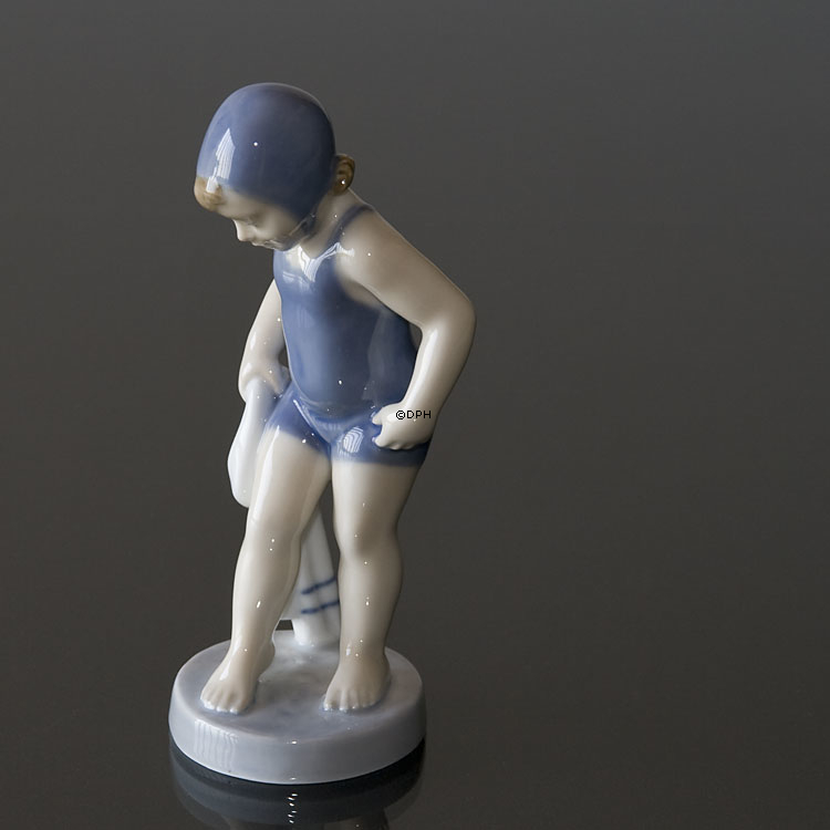 Mädchen badet, Juli, Royal Copenhagen monatliche Figur Nr. 4529