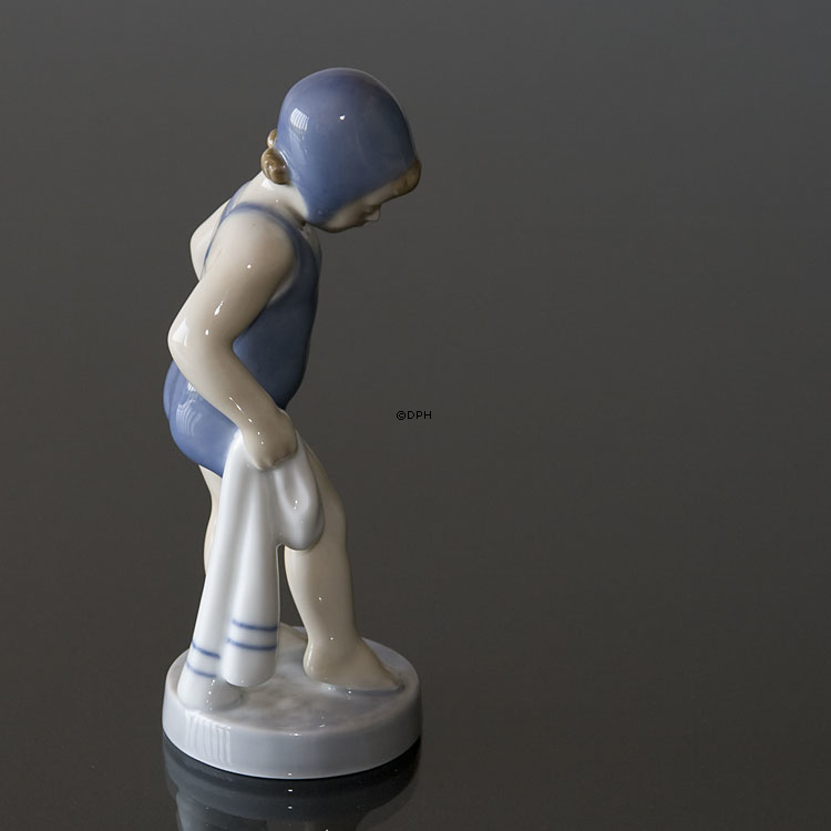 Mädchen badet, Juli, Royal Copenhagen monatliche Figur Nr. 4529