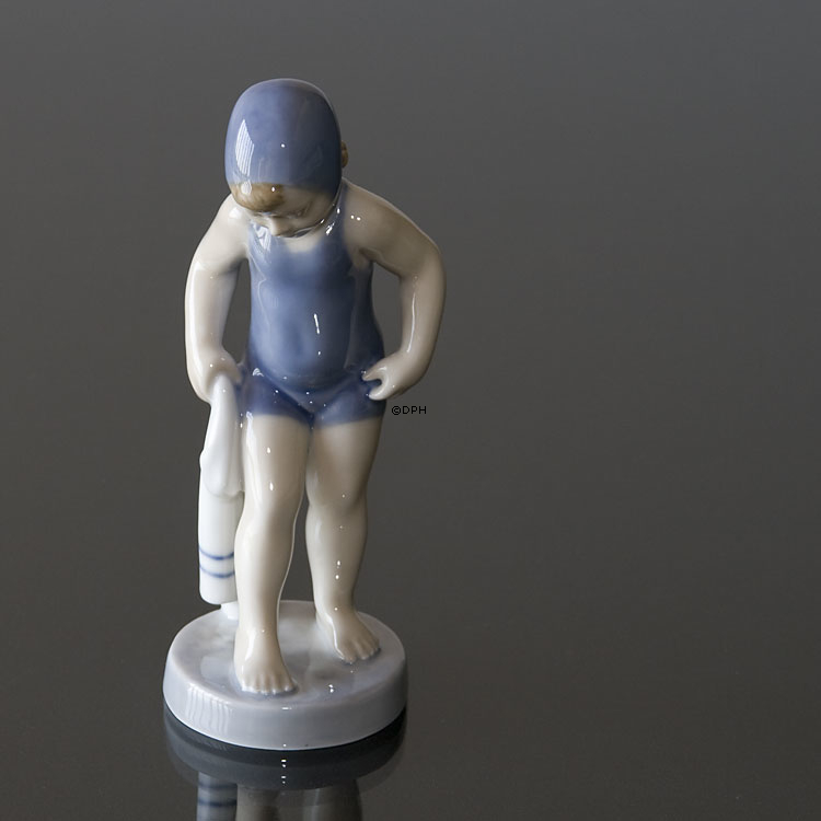 Mädchen badet, Juli, Royal Copenhagen monatliche Figur Nr. 4529