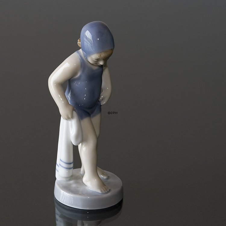 Mädchen badet, Juli, Royal Copenhagen monatliche Figur Nr. 4529