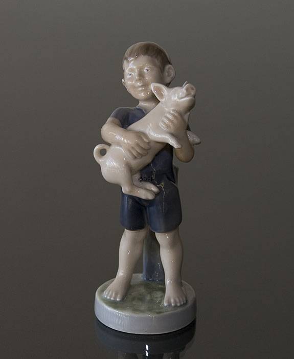 Junge mit Ferkel, August, Royal Copenhagen monatliche Figur Nr. 4530