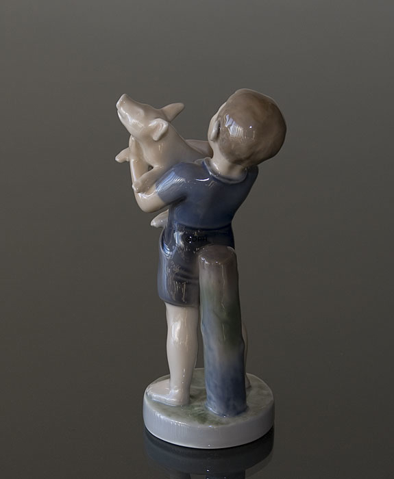 Junge mit Ferkel, August, Royal Copenhagen monatliche Figur Nr. 4530