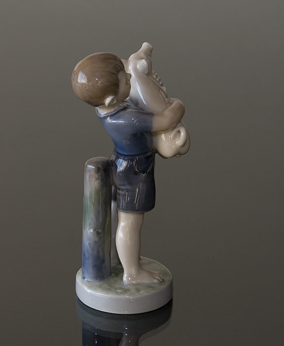 Junge mit Ferkel, August, Royal Copenhagen monatliche Figur Nr. 4530