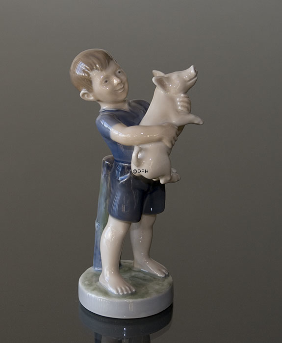 Junge mit Ferkel, August, Royal Copenhagen monatliche Figur Nr. 4530