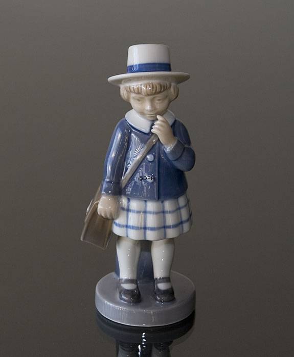Mädchen mit Schulranzen, Royal Copenhagen Monatsfigur, September Nr. 4531