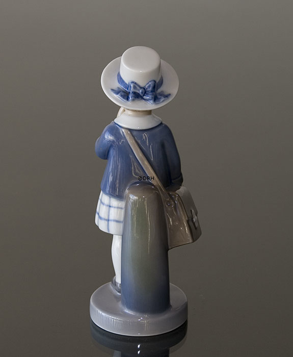 Mädchen mit Schulranzen, Royal Copenhagen Monatsfigur, September Nr. 4531