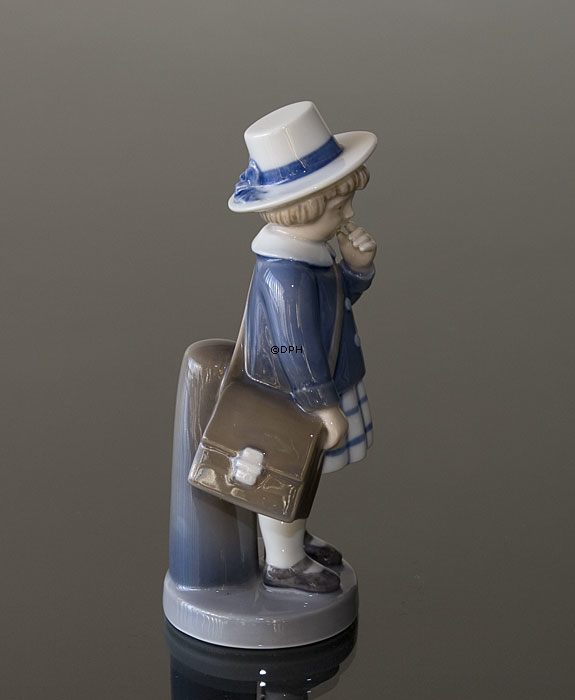 Mädchen mit Schulranzen, Royal Copenhagen Monatsfigur, September Nr. 4531