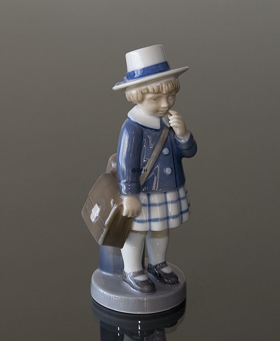 Mädchen mit Schulranzen, Royal Copenhagen Monatsfigur, September Nr. 4531