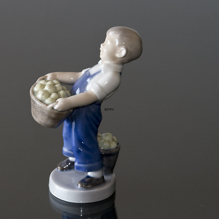 Junge mit Äpfeln, Oktober, Royal Copenhagen monatliche Figur Nr. 4532
