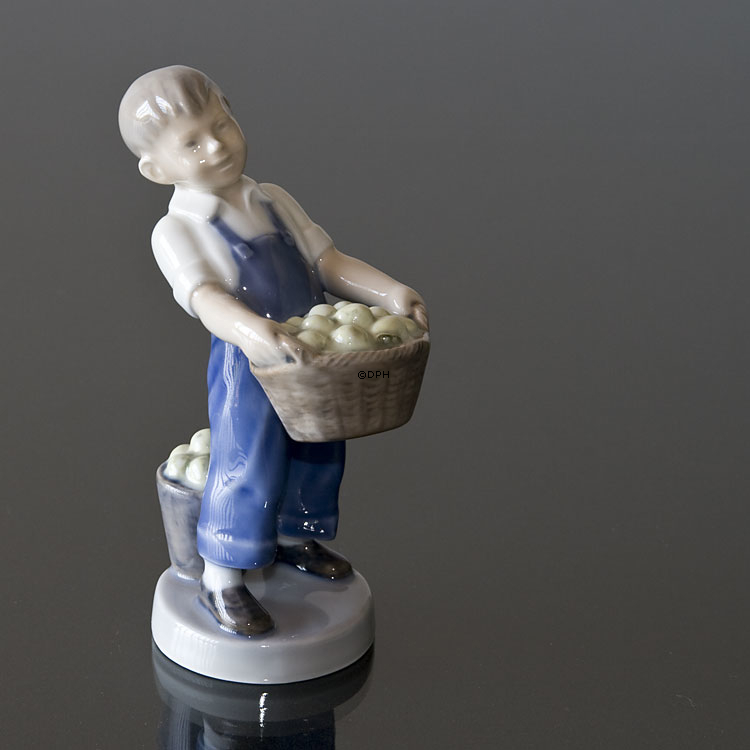 Junge mit Äpfeln, Oktober, Royal Copenhagen monatliche Figur Nr. 4532