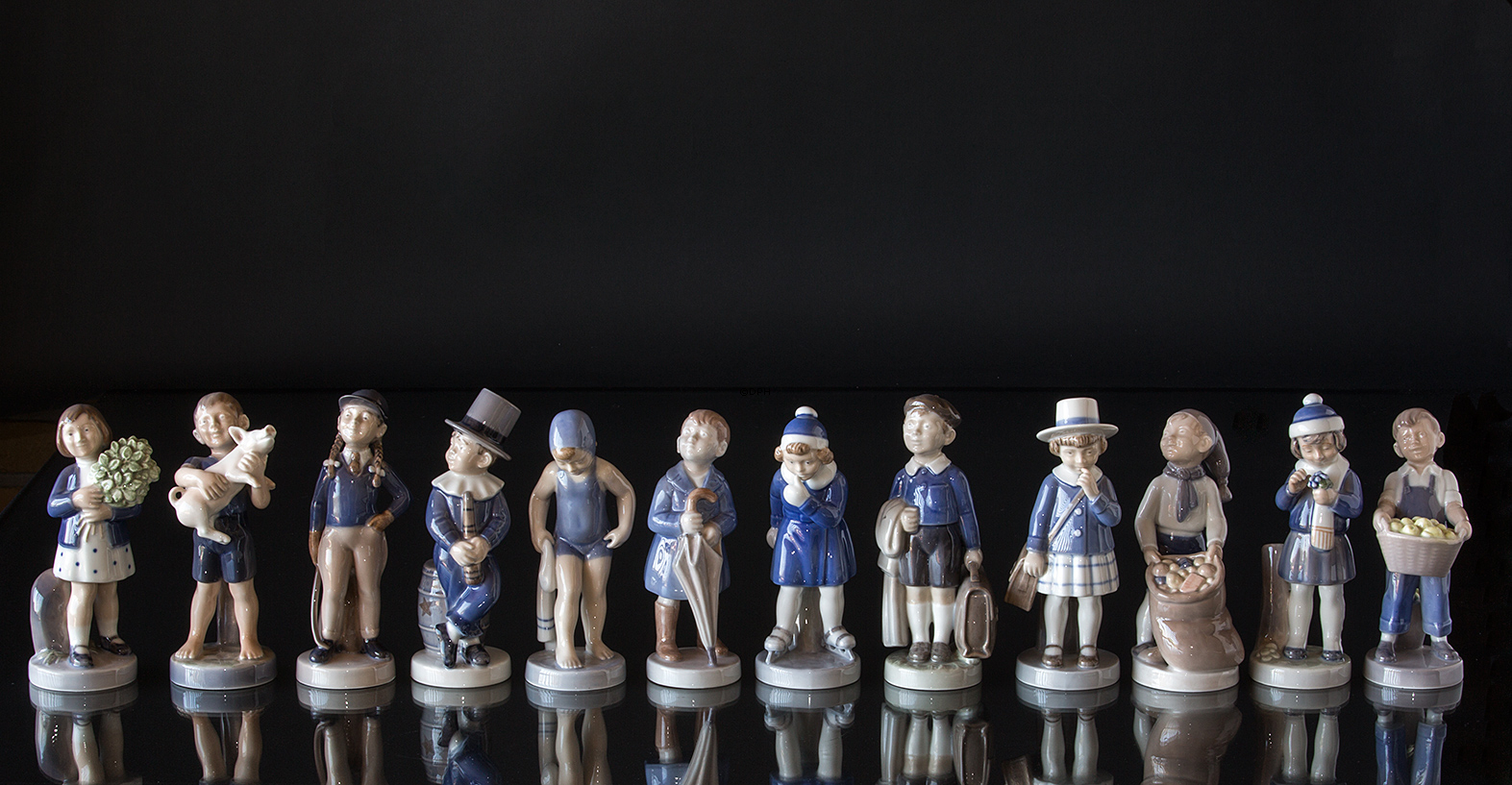 Mädchen im Reitbekleidung, November, Royal Copenhagen monatliche Figur Nr. 4533