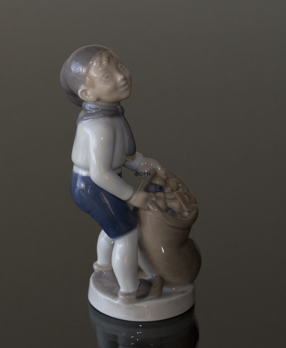 Junge mit Beutel von Geschenken, Dezember, Royal Copenhagen monatliche Figur Nr. 4534