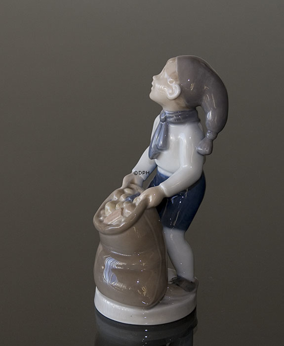Junge mit Beutel von Geschenken, Dezember, Royal Copenhagen monatliche Figur Nr. 4534