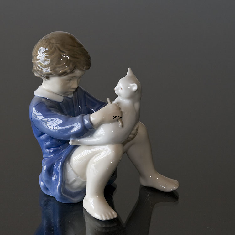 Mädchen mit Katze, Royal Copenhagen Katze Figur Nr. 4631