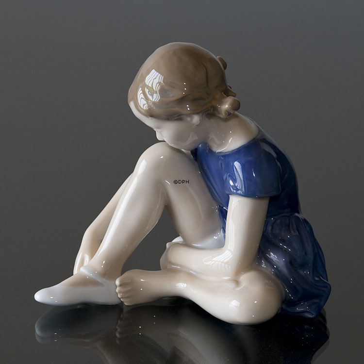 Mädchen mit Schuh, Royal Copenhagen Figur Nr. 4642