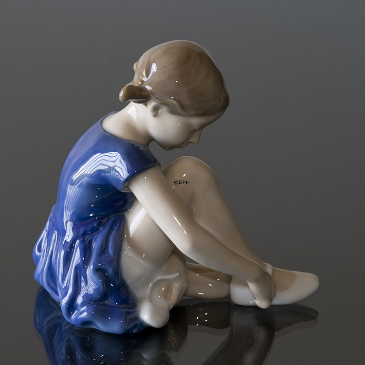 Mädchen mit Schuh, Royal Copenhagen Figur Nr. 4642