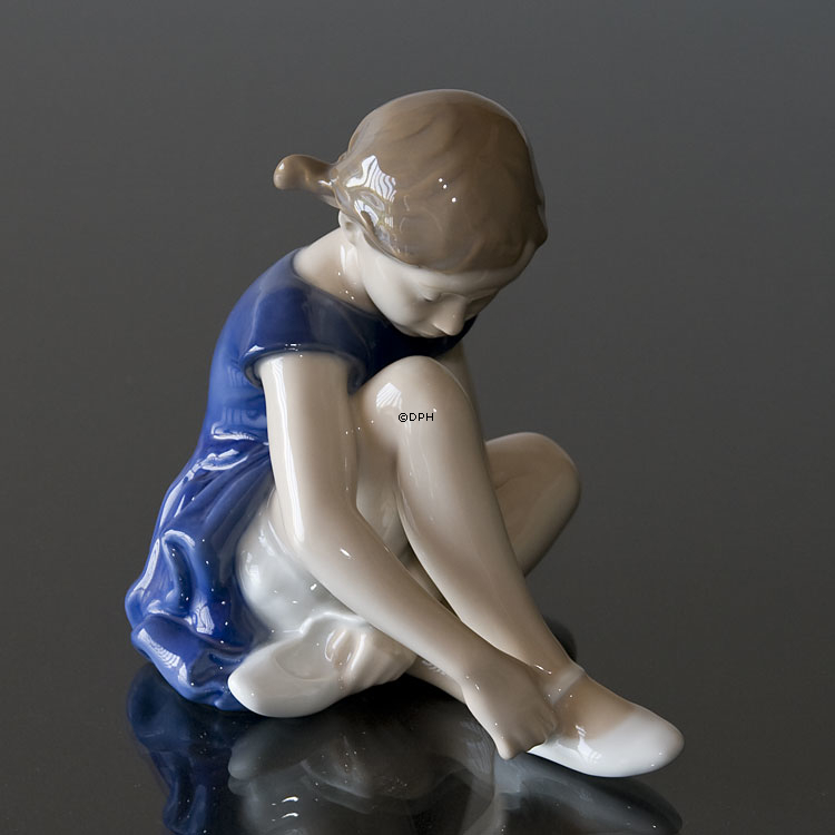 Mädchen mit Schuh, Royal Copenhagen Figur Nr. 4642