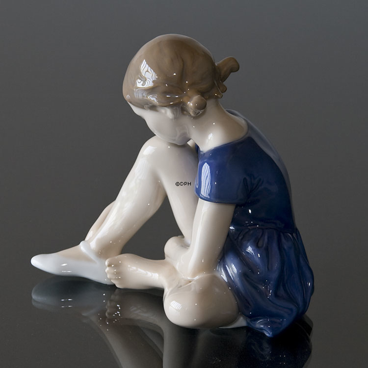 Mädchen mit Schuh, Royal Copenhagen Figur Nr. 4642