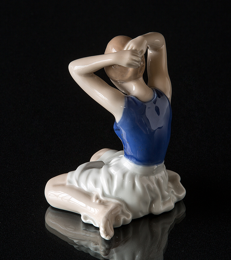 Mädchen, das ihr Haar setzt, Royal Copenhagen Figur Nr. 4648