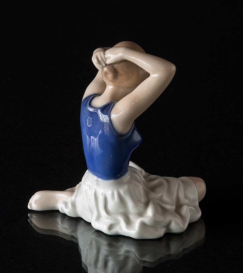 Mädchen, das ihr Haar setzt, Royal Copenhagen Figur Nr. 4648