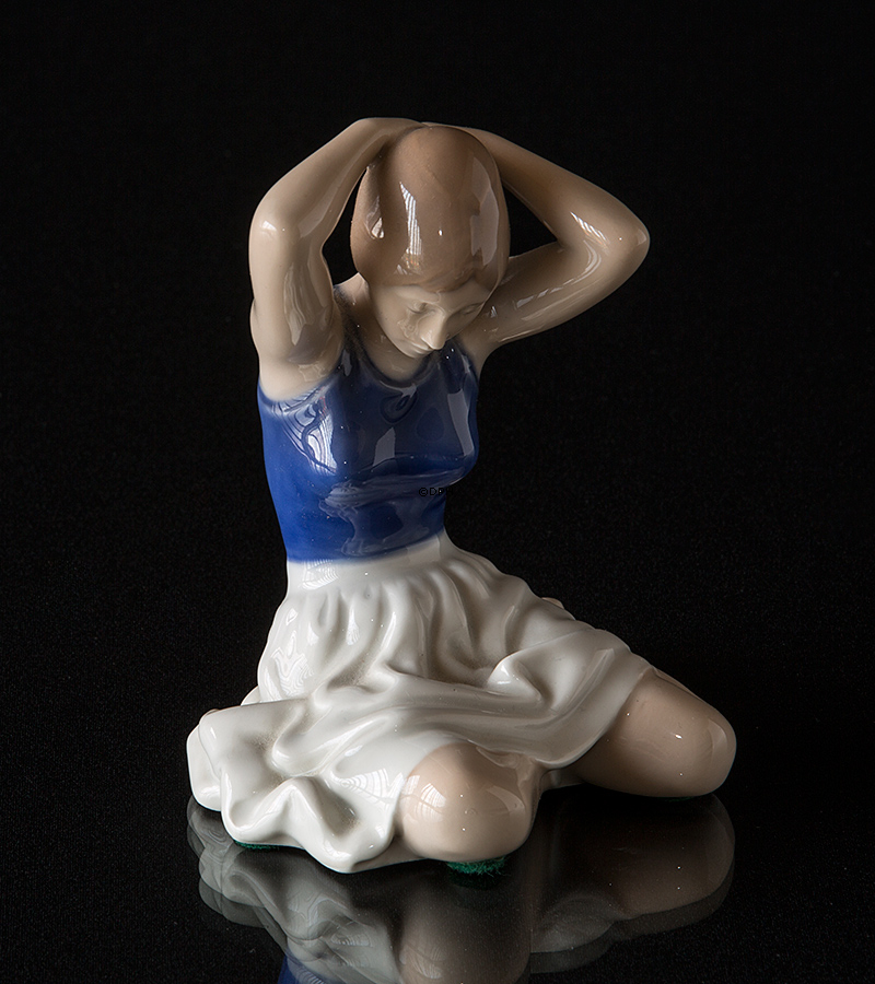 Mädchen, das ihr Haar setzt, Royal Copenhagen Figur Nr. 4648