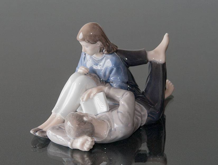 Jugendliche lesen zusammen, Royal Copenhagen Figur Nr. 4649