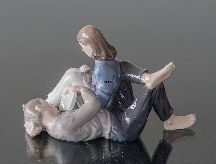 Jugendliche lesen zusammen, Royal Copenhagen Figur Nr. 4649