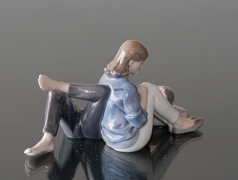 Jugendliche lesen zusammen, Royal Copenhagen Figur Nr. 4649