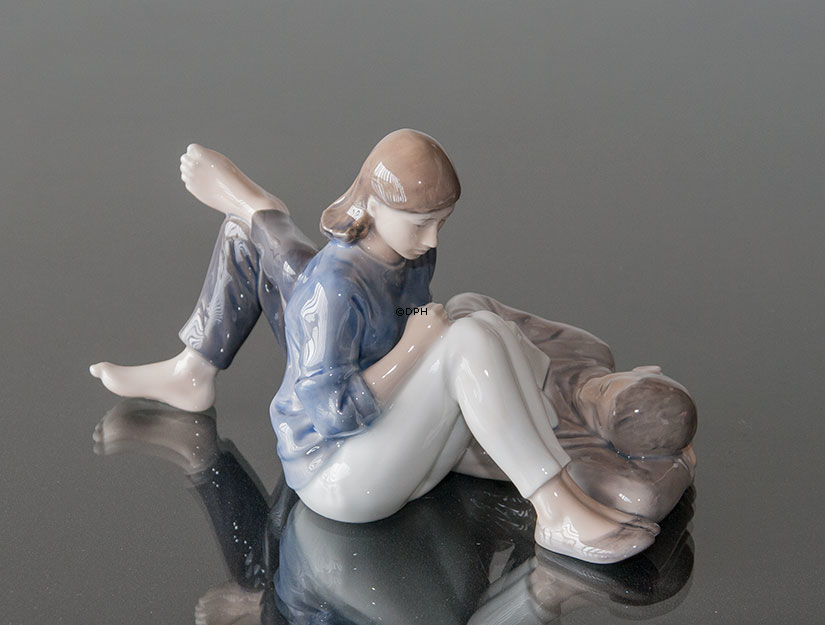 Jugendliche lesen zusammen, Royal Copenhagen Figur Nr. 4649
