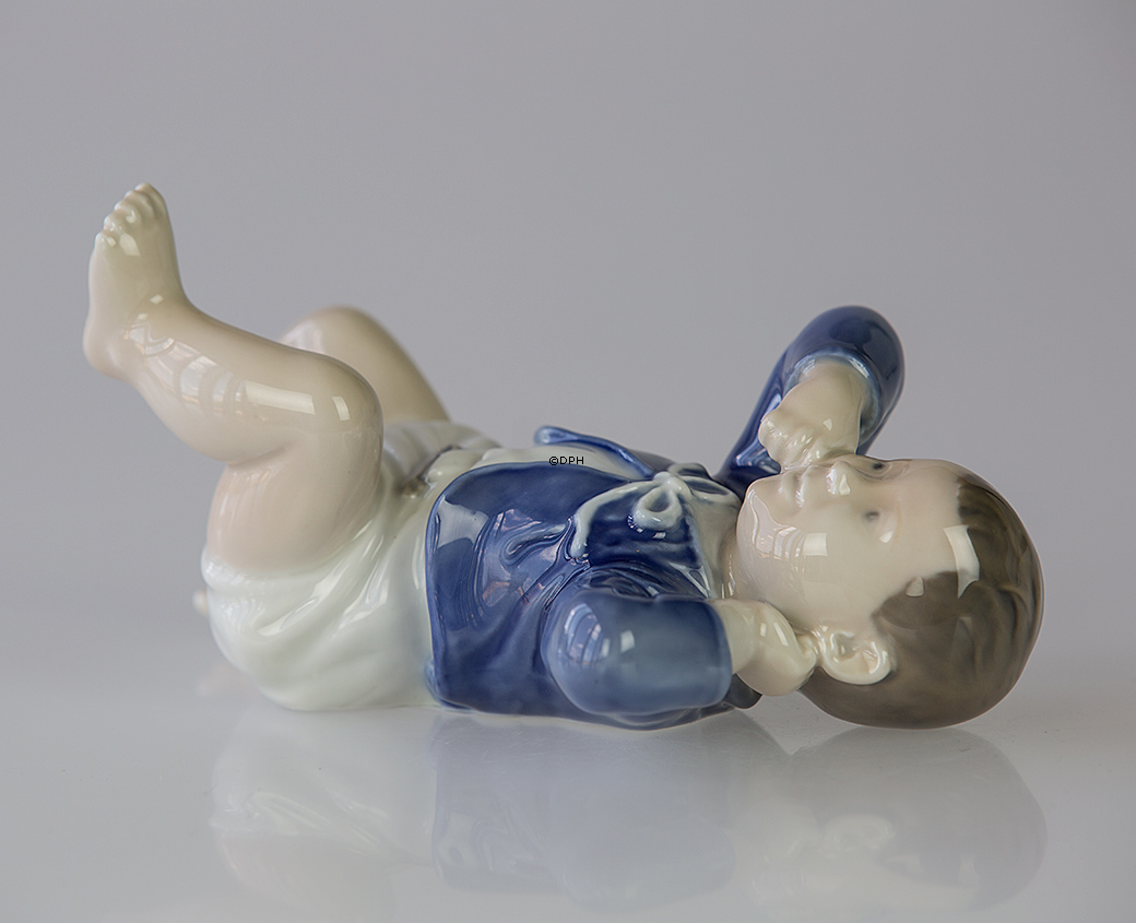 Baby liegt auf dem Rücken, Royal Copenhagen Figur Nr. 4669