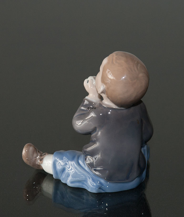 Junge mit Äpfeln, Royal Copenhagen Figur Nr. 4680