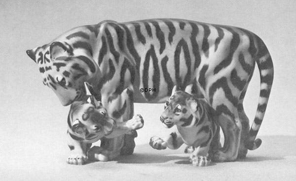 Tiger mit Jungen, Royal Copenhagen Figur Nr. 4687