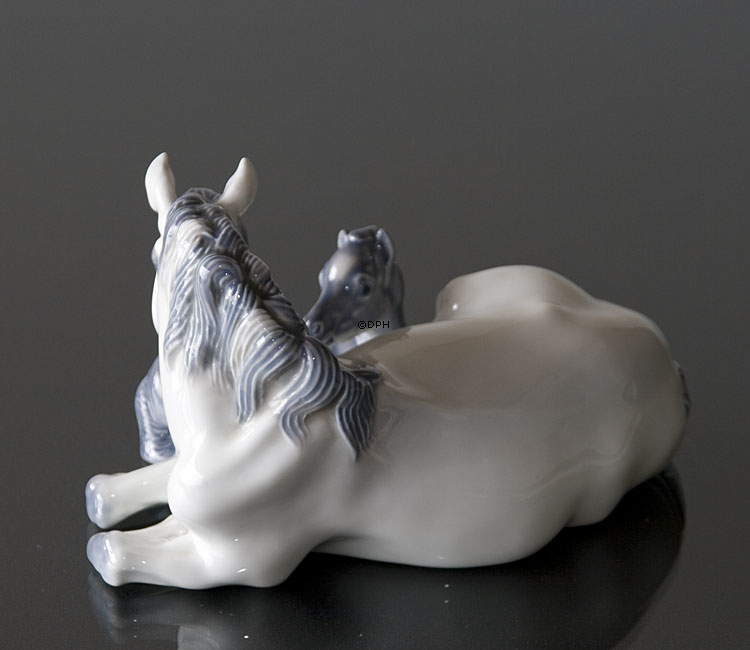 Stute mit Fohlen liegend, Royal Copenhagen Pferd Figur Nr. 4698