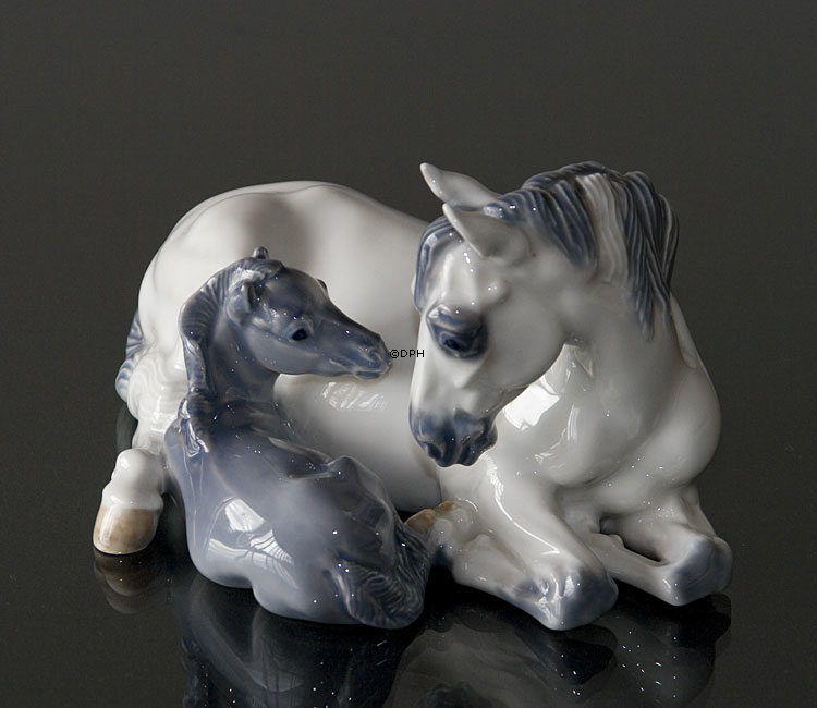 Stute mit Fohlen liegend, Royal Copenhagen Pferd Figur Nr. 4698