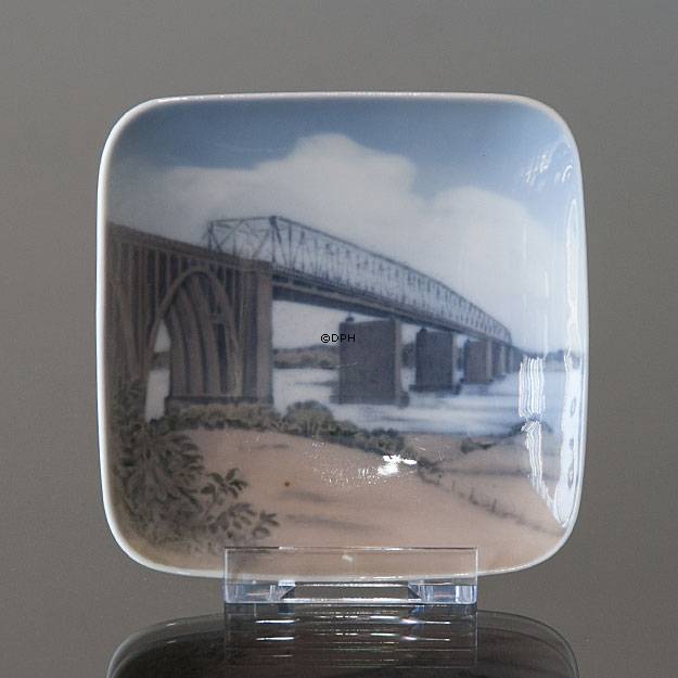 Schale mit Sonderburg Schloss, Royal Copenhagen Nr. 4699