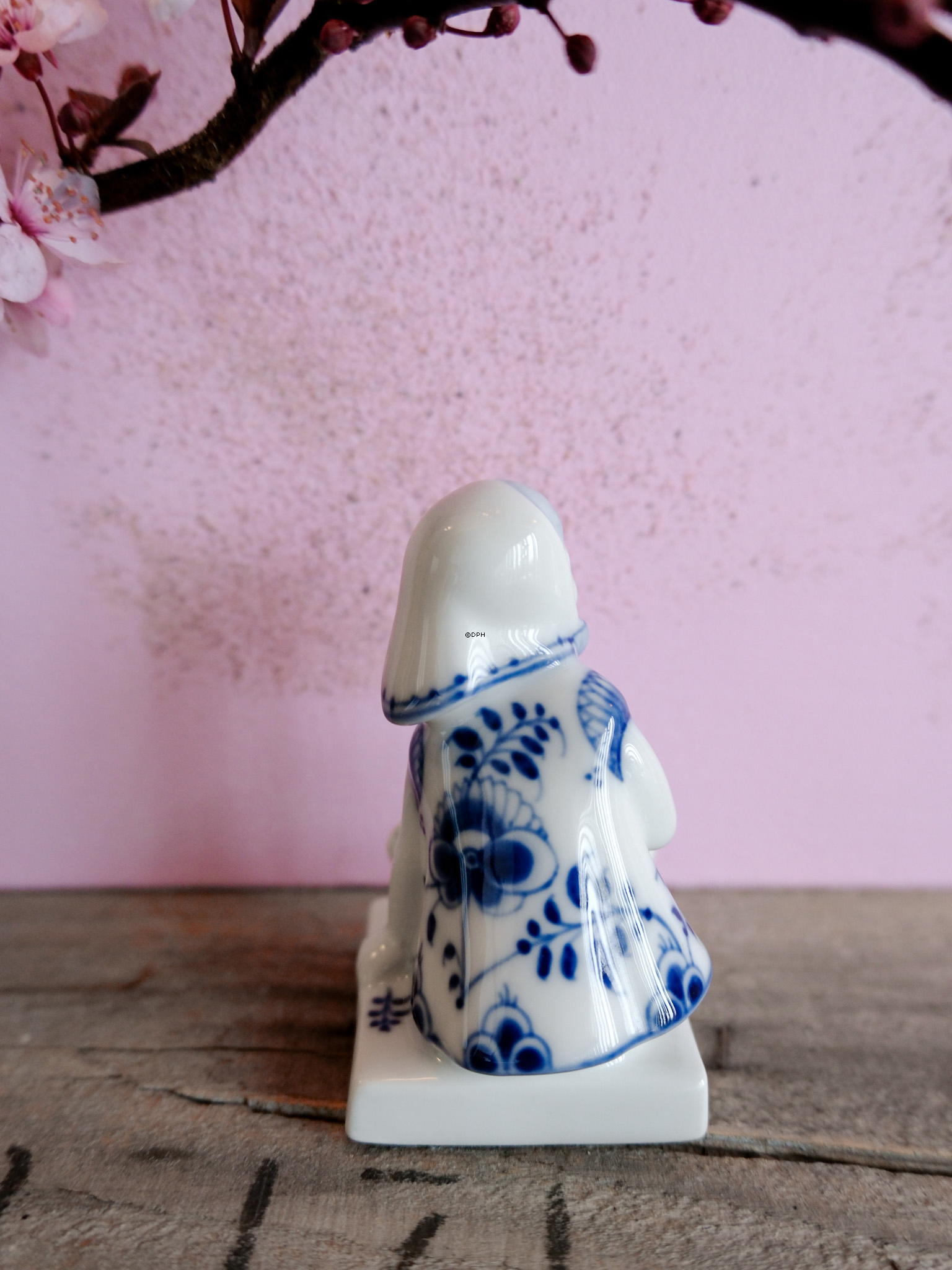 Mädchen, sitzend, Blau gerippt Royal Copenhagen Figur nr. 4793