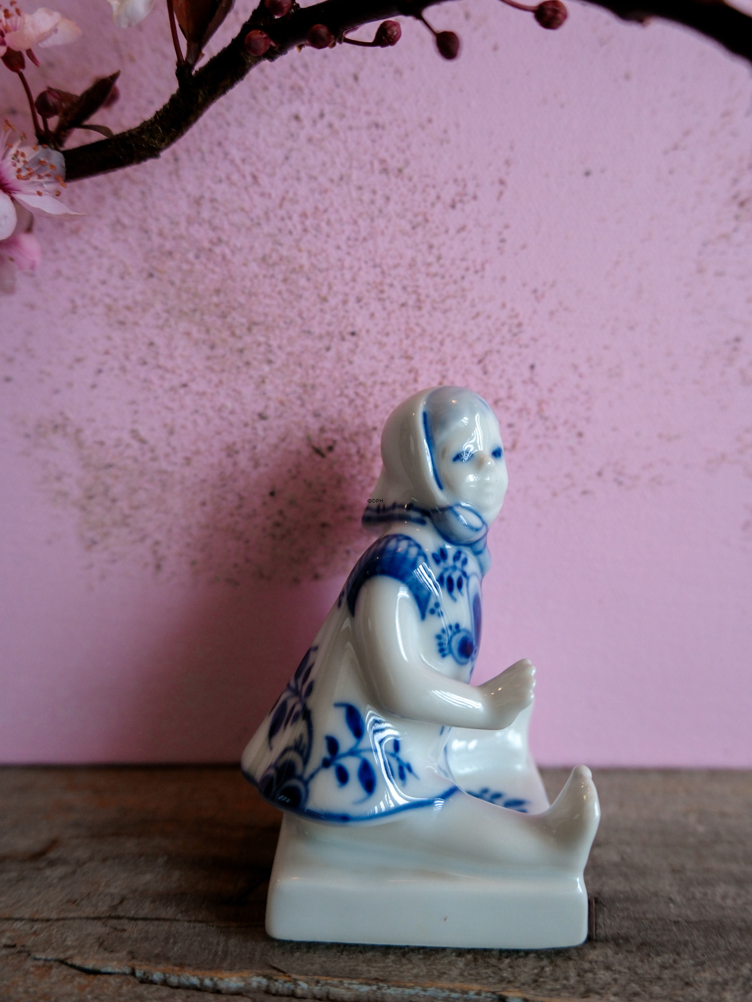 Mädchen, sitzend, Blau gerippt Royal Copenhagen Figur nr. 4793