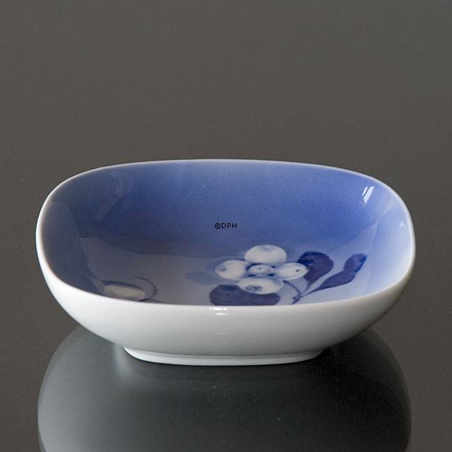 Schale mit Blume, blau auf weiß, Royal Copenhagen Schale Nr. 4830